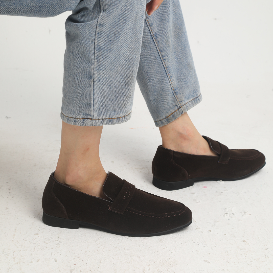 The Label ™ | Oud Geld Suede Strap Loafers