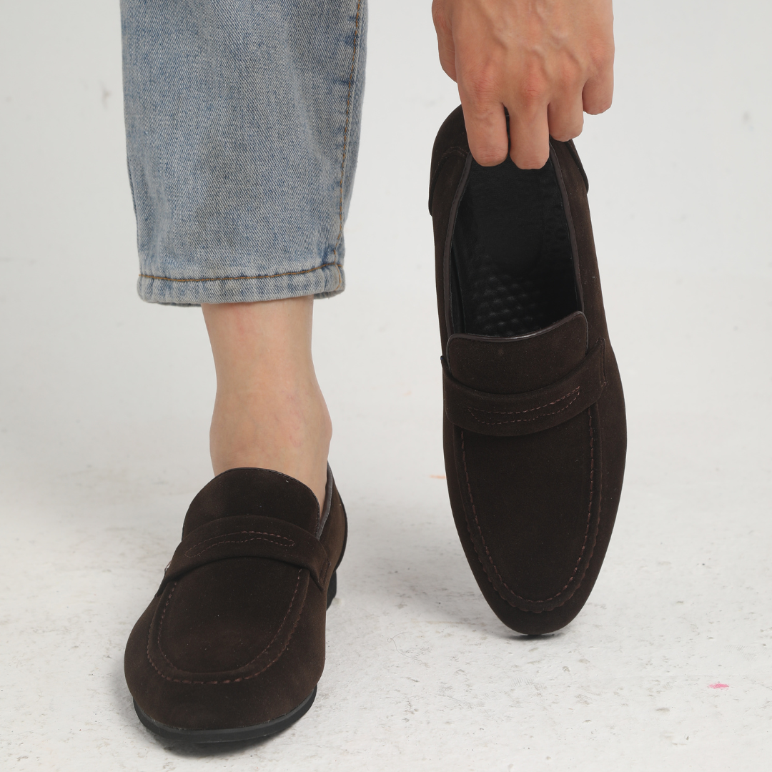 The Label ™ | Oud Geld Suede Strap Loafers