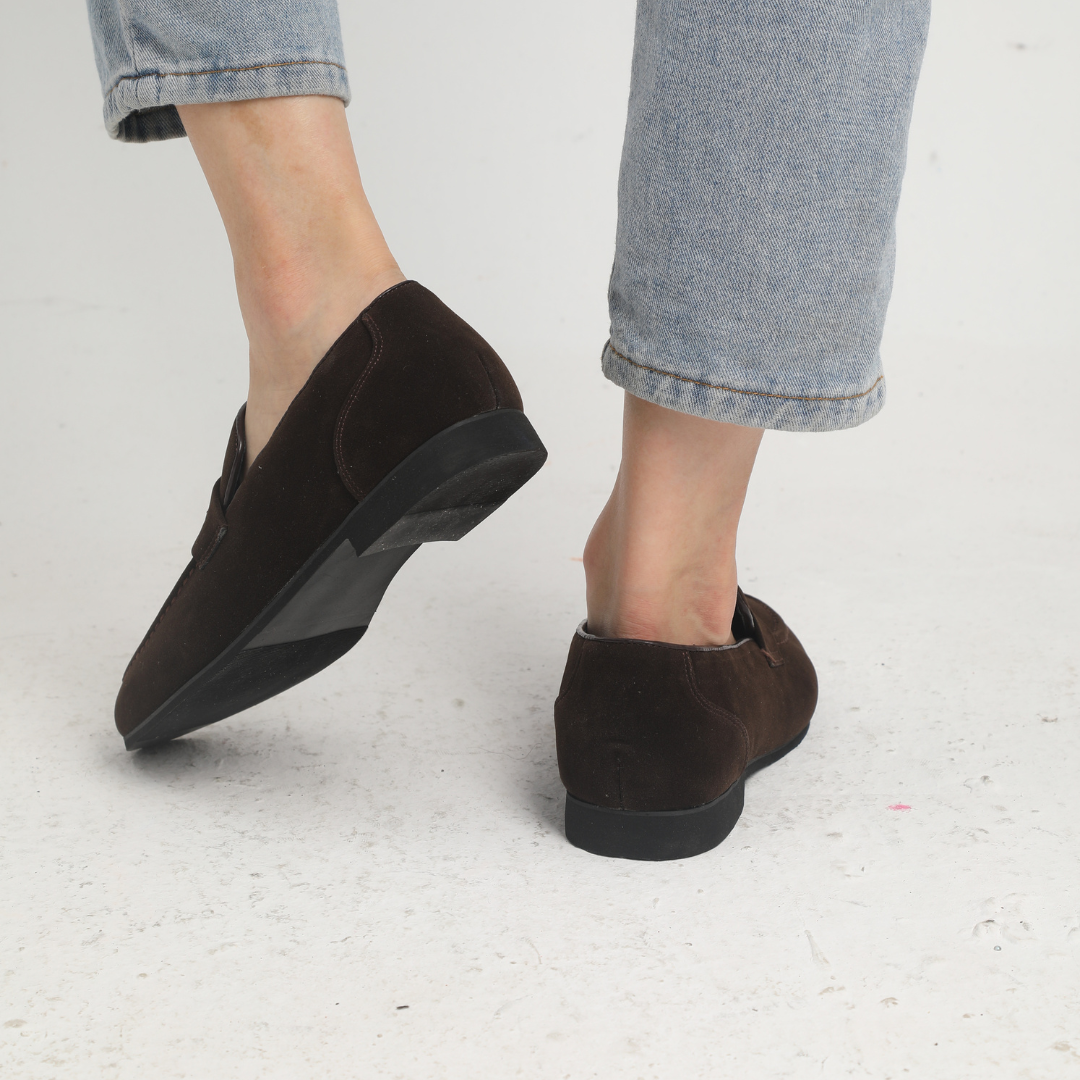 The Label ™ | Oud Geld Suede Strap Loafers